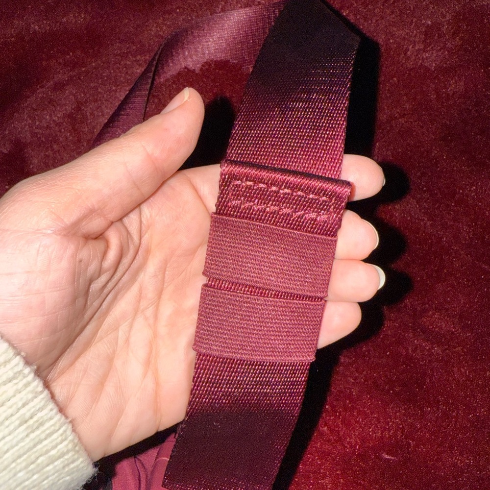 Lululemon XL belt bag with Adjustable Strap - Picture 3 of 3